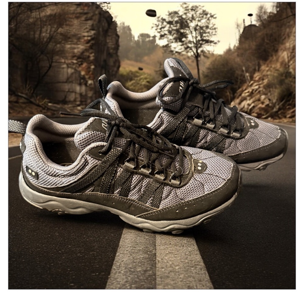 Woman’s Running Shoes retail
70​​